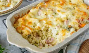 Herzhafter kinder nudelauflauf mit Schinken und Brokkoli, überbacken mit goldbraunem Käse.