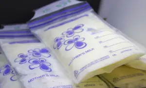 Mehrere Beutel mit Muttermilch zum Einfrieren, beschriftet mit "MOTHER'S MILK" und ml-Angaben.