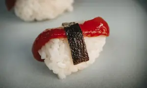 Ein Sushi-Nigiri mit rohem Fisch und Reis, das auch Kindern schmecken könnte.