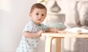 Ein süßes Baby mit großen Augen, das neugierig in die Kamera schaut. So sehen Babys aus, wenn sie die Welt entdecken.