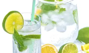 Erfrischendes Bitter Lemon mit Limette und Minze, perfekt für die Stillzeit. Eiswürfel und Zitrusfrüchte sorgen für kühle Erfrischung.