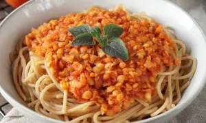 Herzhafte Linsenbolognese auf Spaghetti, garniert mit frischen Kräutern. Ein gesundes Gericht, das auch Babys lieben.
