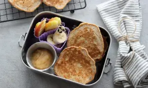 Leckere Vesper-Ideen für die Kita: Pfannkuchen, Apfelmus und Obst mit Panda-Deko.
