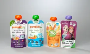 Vier bunte Quetschies: Kürbis-Birne, Kürbis-Karotte, Karotte-Mango und Apfel-Erdbeere. Warum keine Quetschies? Diese hier sind bio und ohne Zuckerzusatz.
