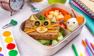 Kreative Vesper Ideen: Ein Brot als Katze mit Olivenaugen und Karotten-Schnurrhaaren, daneben ein Ei als Maus. Perfekt für die Brotdose!