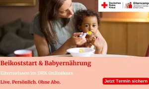 Mutter füttert Baby mit Brei. Wenn das Baby keinen Brei isst, gibt es Tipps im DRK Onlinekurs.