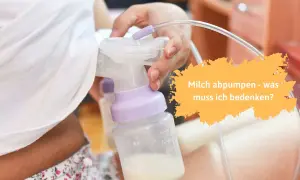 Eine Hand hält eine Milchpumpe, um Milch abzupumpen. Der Behälter ist bereits gefüllt.