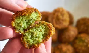 Zarte, grüne Falafel, perfekt für Kleinkinder ab 1 Jahr. Leckere Rezepte für die Kleinsten.