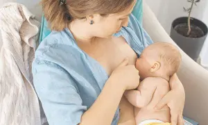 Eine Mutter stillt ihr Baby. Der Kalorienverbrauch beim Stillen ist hoch, aber die Bindung ist unbezahlbar.