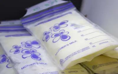 Mehrere Beutel mit Muttermilch zum Einfrieren, beschriftet mit "MOTHER'S MILK" und ml-Angaben.