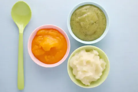 Bunte Breie für Babys: Karotte, Brokkoli und Kartoffel. Eine Beikost-Tabelle mit Lebensmitteln hilft bei der Einführung.