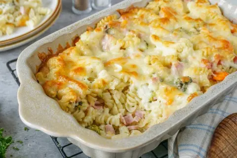 Herzhafter kinder nudelauflauf mit Schinken und Brokkoli, überbacken mit goldbraunem Käse.