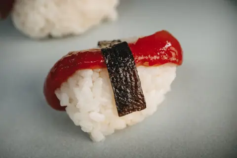 Ein Sushi-Nigiri mit rohem Fisch und Reis, das auch Kindern schmecken könnte.