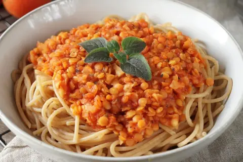 Herzhafte Linsenbolognese auf Spaghetti, garniert mit frischen Kräutern. Ein gesundes Gericht, das auch Babys lieben.