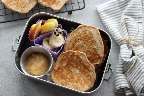 Leckere Vesper-Ideen für die Kita: Pfannkuchen, Apfelmus und Obst mit Panda-Deko.