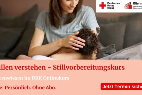 Mutter stillt ihr Baby liebevoll. Ein Kurs zur Stillvorbereitung, ob vor oder nach Brei, wird vom DRK angeboten.