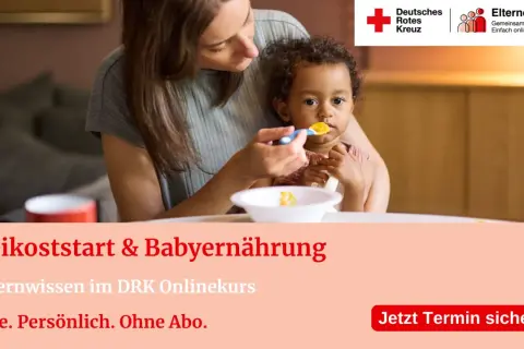 Mutter füttert Baby mit Brei. Wenn das Baby keinen Brei isst, gibt es Tipps im DRK Onlinekurs.