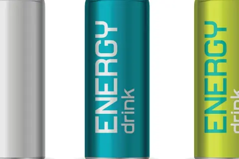 Drei Dosen Energydrink. Eine silberne, eine blaue und eine grüne. Darf man Energy trinken, wenn man stillt?