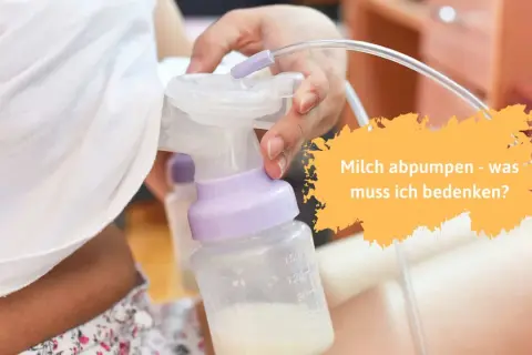Eine Hand hält eine Milchpumpe, um Milch abzupumpen. Der Behälter ist bereits gefüllt.