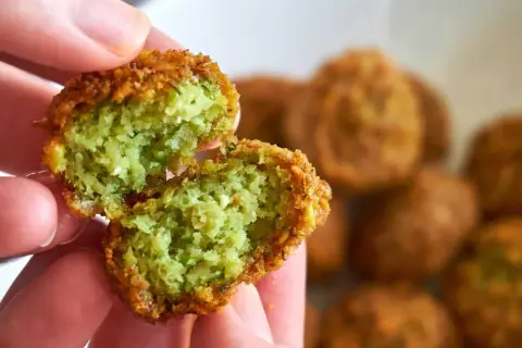 Zarte, grüne Falafel, perfekt für Kleinkinder ab 1 Jahr. Leckere Rezepte für die Kleinsten.