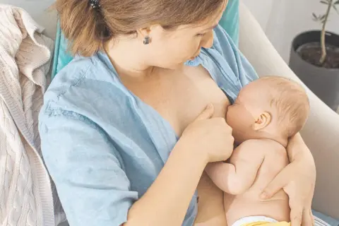 Eine Mutter stillt ihr Baby. Der Kalorienverbrauch beim Stillen ist hoch, aber die Bindung ist unbezahlbar.