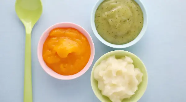 Bunte Breie für Babys: Karotte, Brokkoli und Kartoffel. Eine Beikost-Tabelle mit Lebensmitteln hilft bei der Einführung.