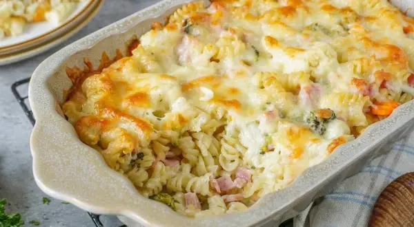 Herzhafter kinder nudelauflauf mit Schinken und Brokkoli, überbacken mit goldbraunem Käse.