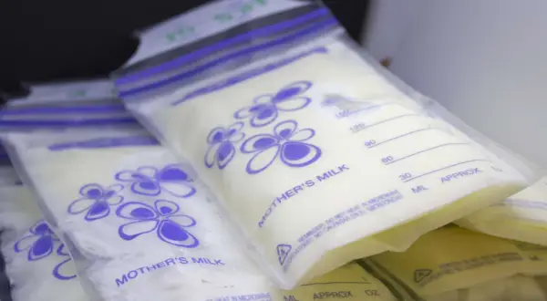 Mehrere Beutel mit Muttermilch zum Einfrieren, beschriftet mit "MOTHER'S MILK" und ml-Angaben.