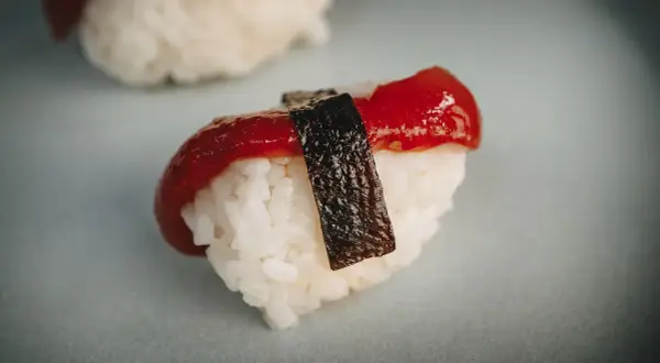 Ein Sushi-Nigiri mit rohem Fisch und Reis, das auch Kindern schmecken könnte.