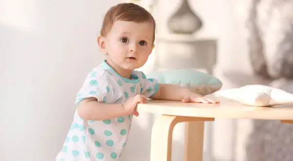 Ein süßes Baby mit großen Augen, das neugierig in die Kamera schaut. So sehen Babys aus, wenn sie die Welt entdecken.