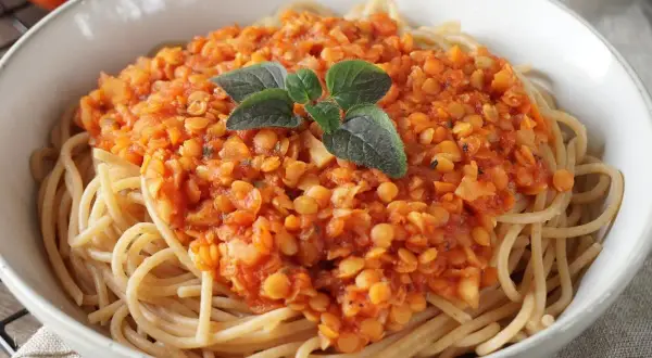 Herzhafte Linsenbolognese auf Spaghetti, garniert mit frischen Kräutern. Ein gesundes Gericht, das auch Babys lieben.