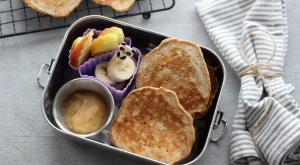 Leckere Vesper-Ideen für die Kita: Pfannkuchen, Apfelmus und Obst mit Panda-Deko.