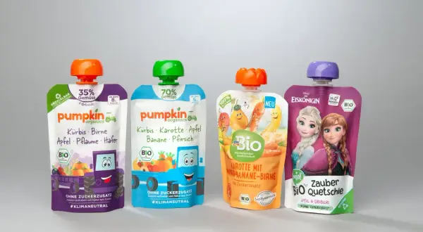 Vier bunte Quetschies: Kürbis-Birne, Kürbis-Karotte, Karotte-Mango und Apfel-Erdbeere. Warum keine Quetschies? Diese hier sind bio und ohne Zuckerzusatz.