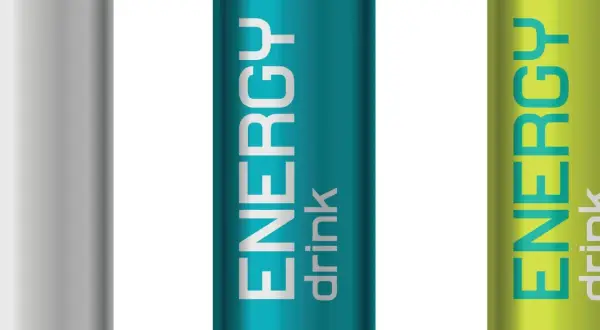 Drei Dosen Energydrink. Eine silberne, eine blaue und eine grüne. Darf man Energy trinken, wenn man stillt?