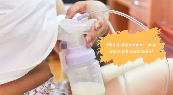 Eine Hand hält eine Milchpumpe, um Milch abzupumpen. Der Behälter ist bereits gefüllt.