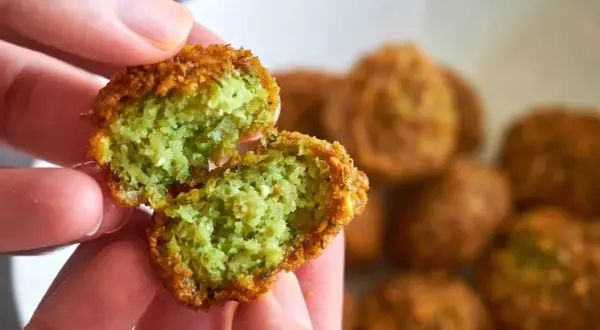 Zarte, grüne Falafel, perfekt für Kleinkinder ab 1 Jahr. Leckere Rezepte für die Kleinsten.