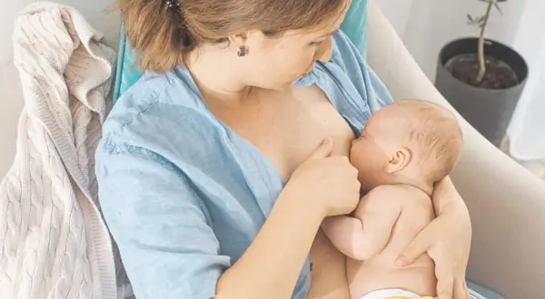 Eine Mutter stillt ihr Baby. Der Kalorienverbrauch beim Stillen ist hoch, aber die Bindung ist unbezahlbar.