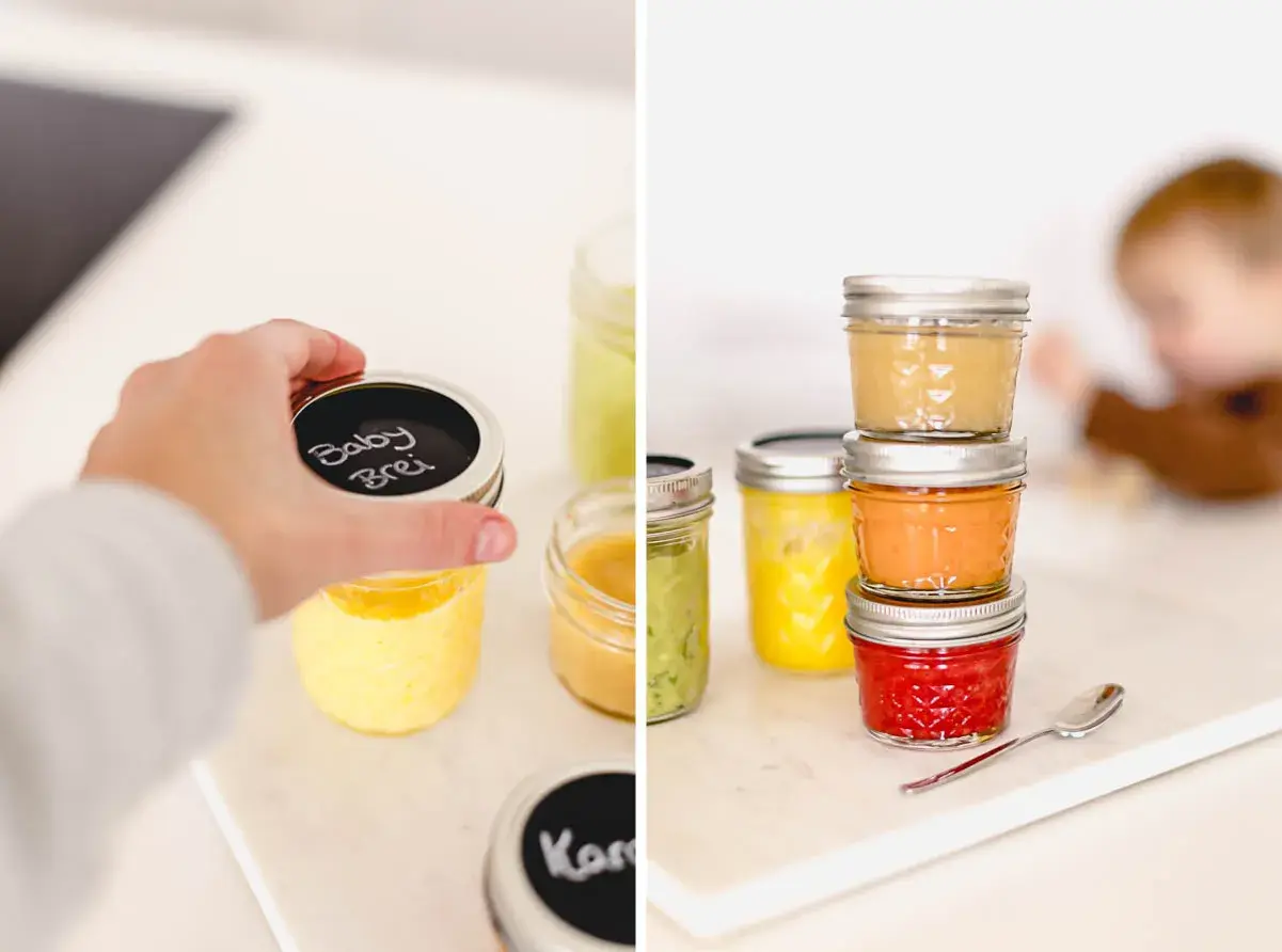 Babybrei einkochen: Gläser mit selbstgemachtem Babybrei in verschiedenen Farben, bereit zur Lagerung. Ein Kind krabbelt im Hintergrund.