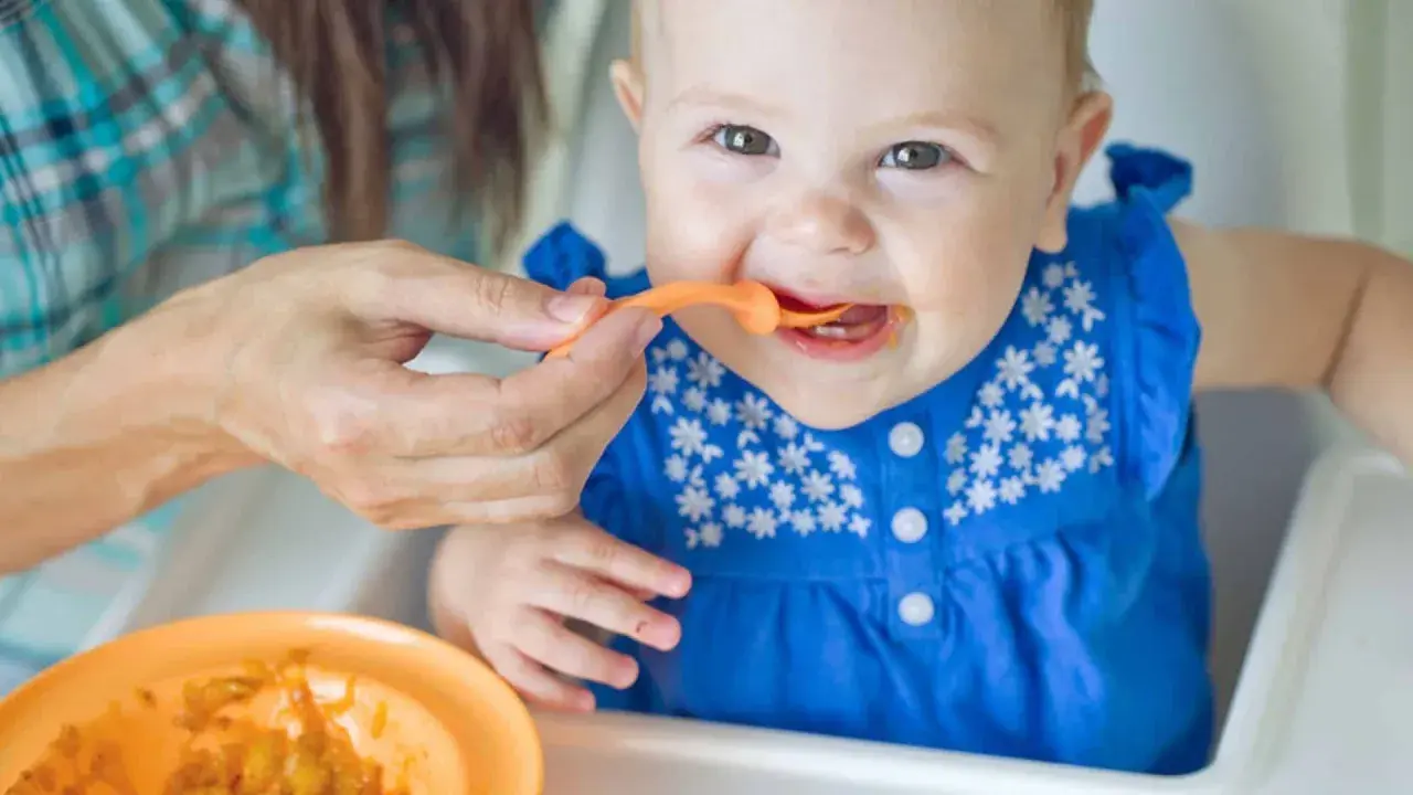 Ein Baby isst Brei. Die Frage, warum Beikost erst ab 6 Monaten empfohlen wird, wird hier bildlich beantwortet: Geduld ist wichtig für die Entwicklung.