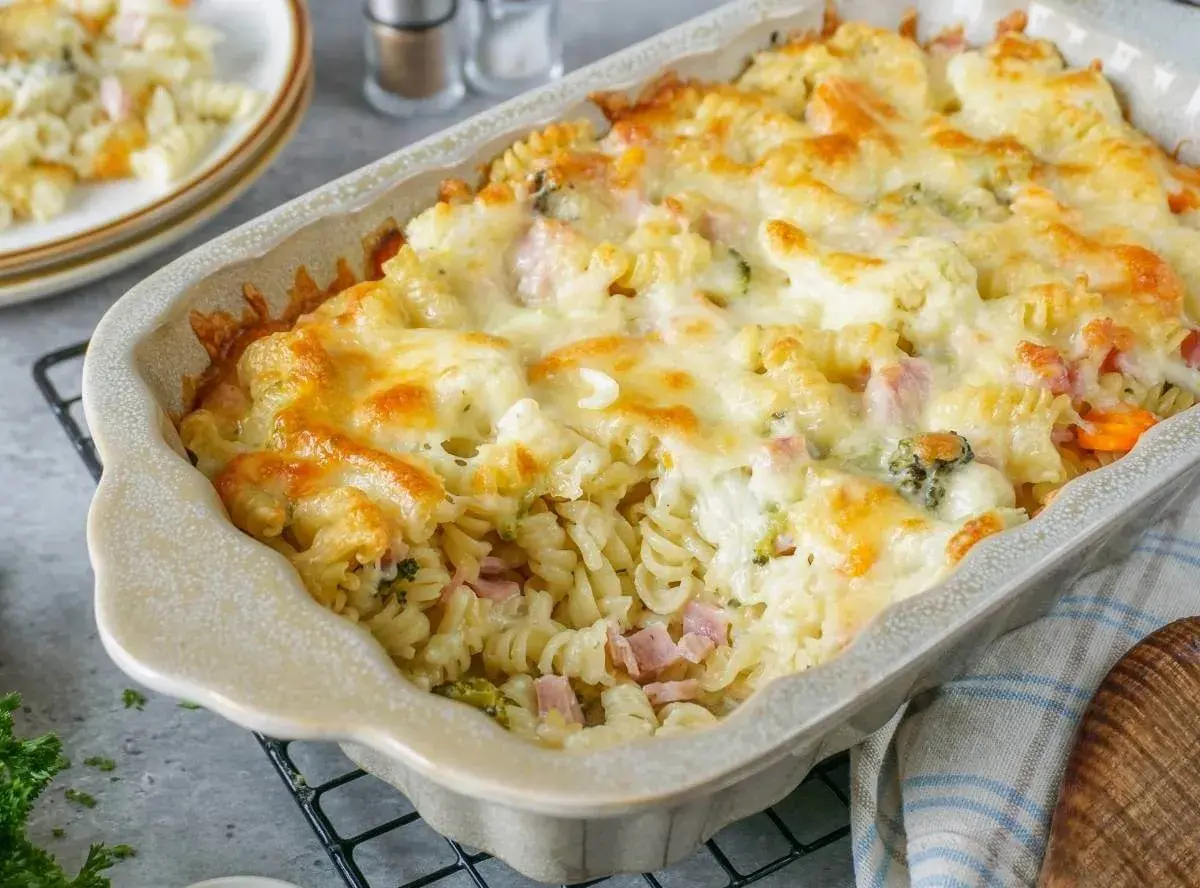 Herzhafter kinder nudelauflauf mit Schinken und Brokkoli, überbacken mit goldbraunem Käse.