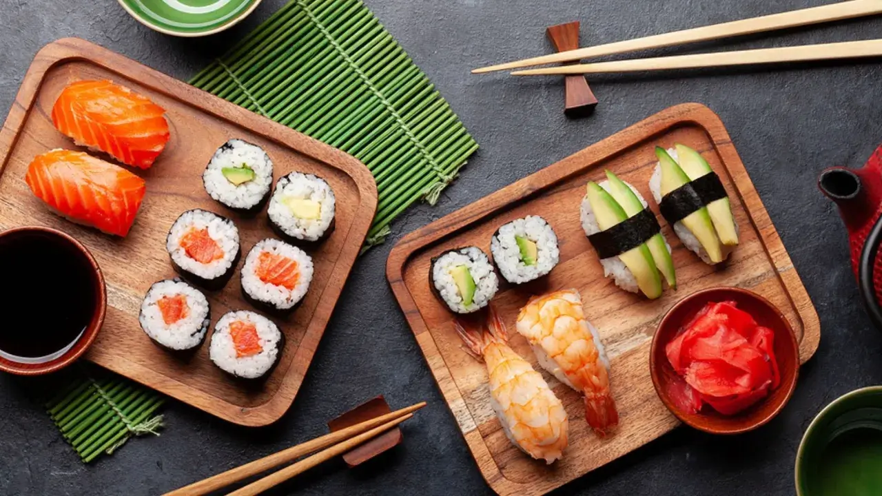 Sushi-Stillzeit: Frischer Lachs, Avocado und Garnelen auf Holzbrettern, bereit zum Genießen. Ein Fest für die Sinne.