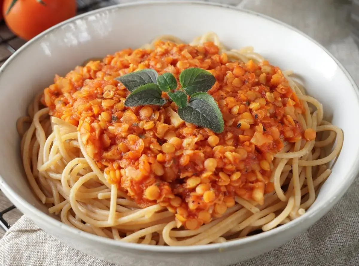 Herzhafte Linsenbolognese auf Spaghetti, garniert mit frischen Kräutern. Ein gesundes Gericht, das auch Babys lieben.