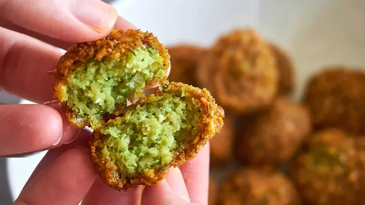 Zarte, grüne Falafel, perfekt für Kleinkinder ab 1 Jahr. Leckere Rezepte für die Kleinsten.