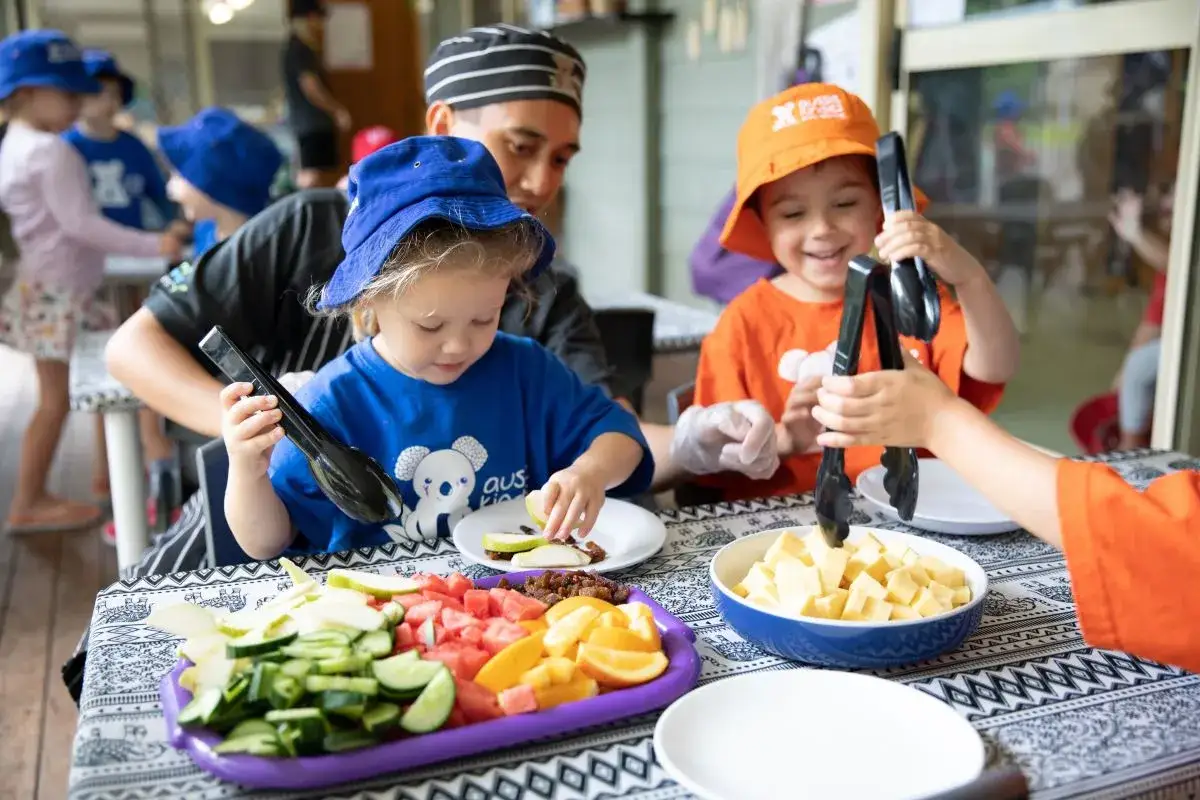 Kinder bereiten gesunde Snacks vor. Eine Liste mit Mineralstoffen w&auml;re hier passend, da Obst und Gem&uuml;se wichtige N&auml;hrstoffe liefern.
