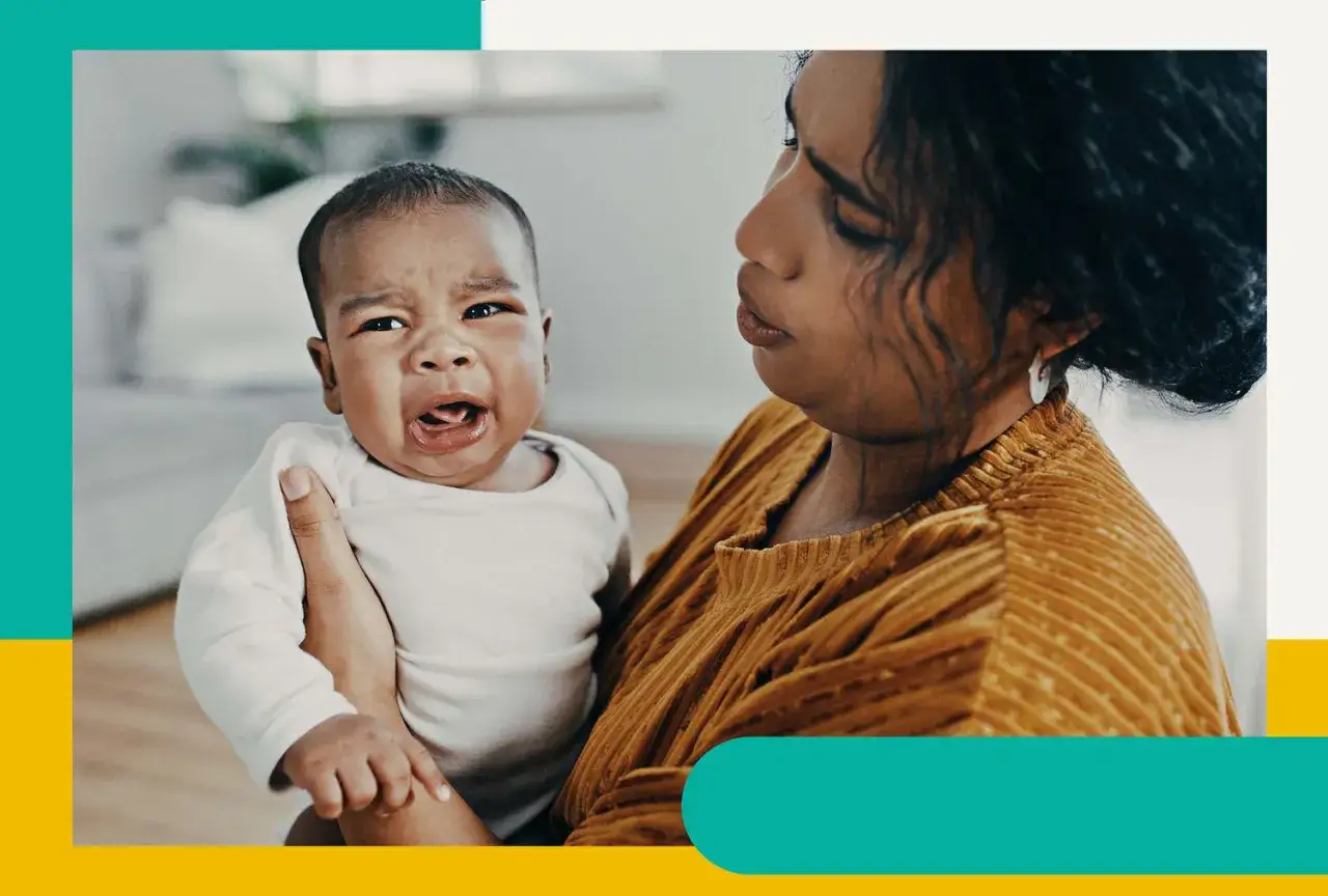 Ein weinendes Baby mit einem besorgten Gesichtsausdruck wird von seiner Mutter gehalten. M&ouml;glicherweise hat das Baby Bauchschmerzen oder einen baby magen darm-Infekt.