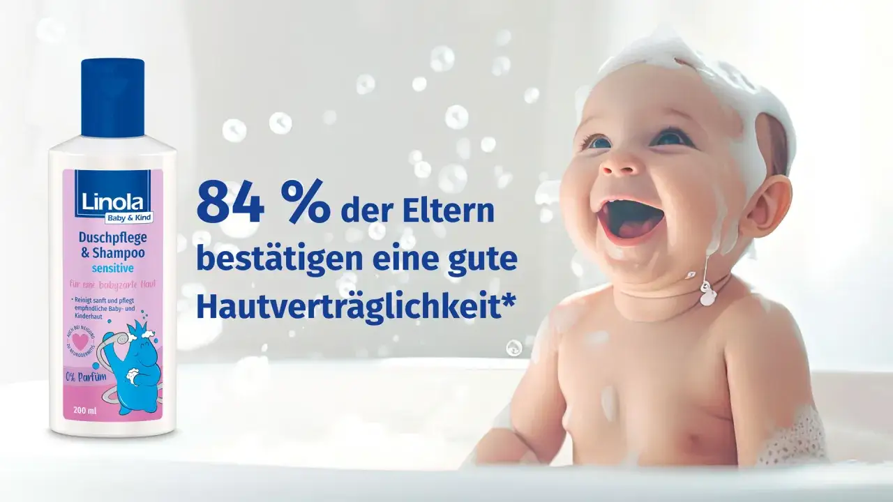Ein lachendes Baby mit Schaum im Haar genie&szlig;t ein Bad. Linola Duschpflege & Shampoo sensitive ist eine sanfte L&ouml;sung, die auch bei trockener Kopfhaut hilft.
