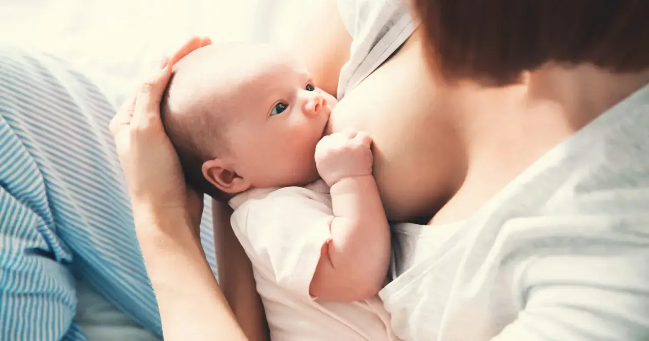 Ein Baby wird gestillt. Die Frage, wie lange dauert stillen, besch&auml;ftigt viele M&uuml;tter.