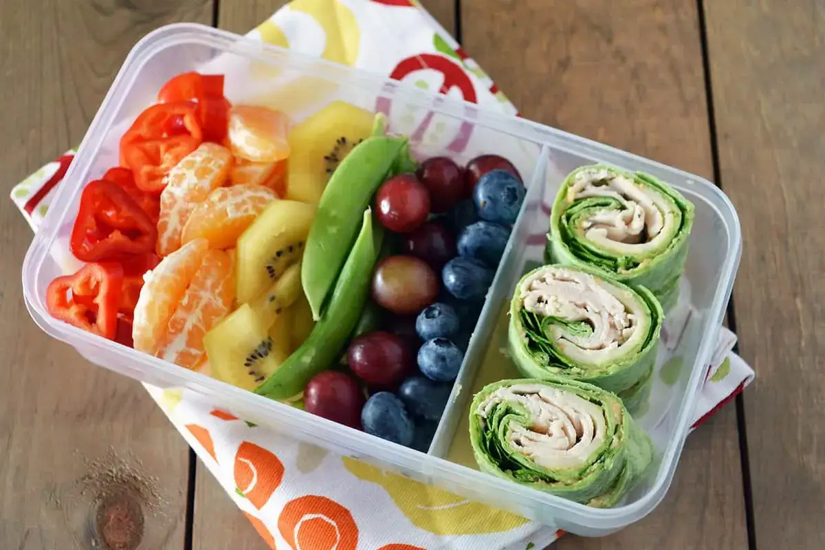 Bunte Brotdose mit Obst, Gem&uuml;se und Wraps &ndash; tolle Kindergarten Brotdose Ideen f&uuml;r gesunde Mahlzeiten.