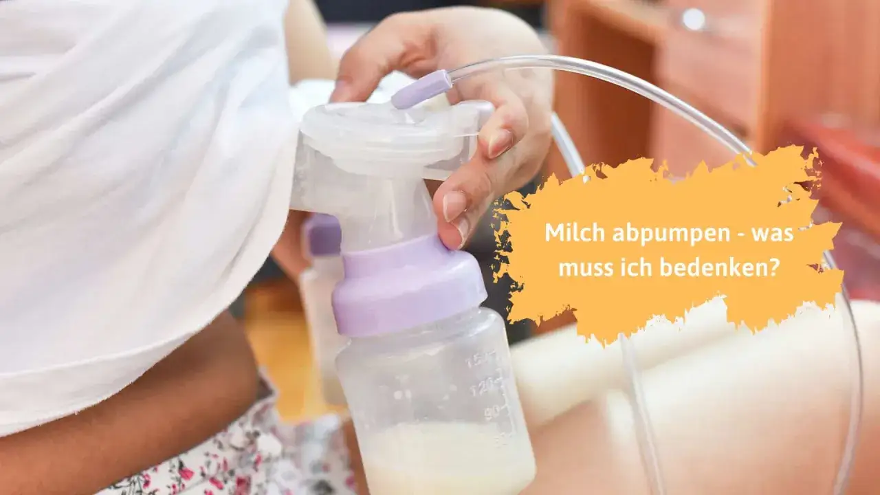 Eine Hand h&auml;lt eine Milchpumpe, um Milch abzupumpen. Der Beh&auml;lter ist bereits gef&uuml;llt.