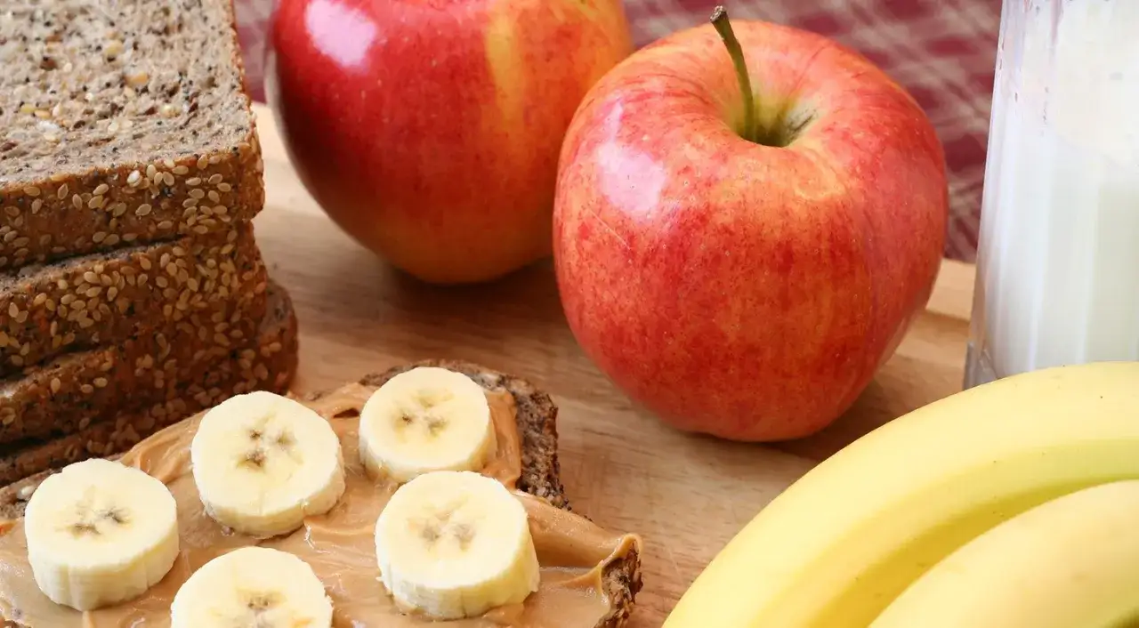 Gesunder Snack: Vollkornbrot mit Erdnussbutter, Bananenscheiben und &Auml;pfeln. Perfekt f&uuml;r die Stillzeit.